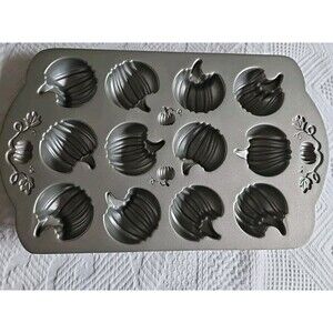 CIROA Pumpkin Cakelette LET’s GIVE THANKS Non-stick Pan: Makes 12 • 1.5 Cup EUC